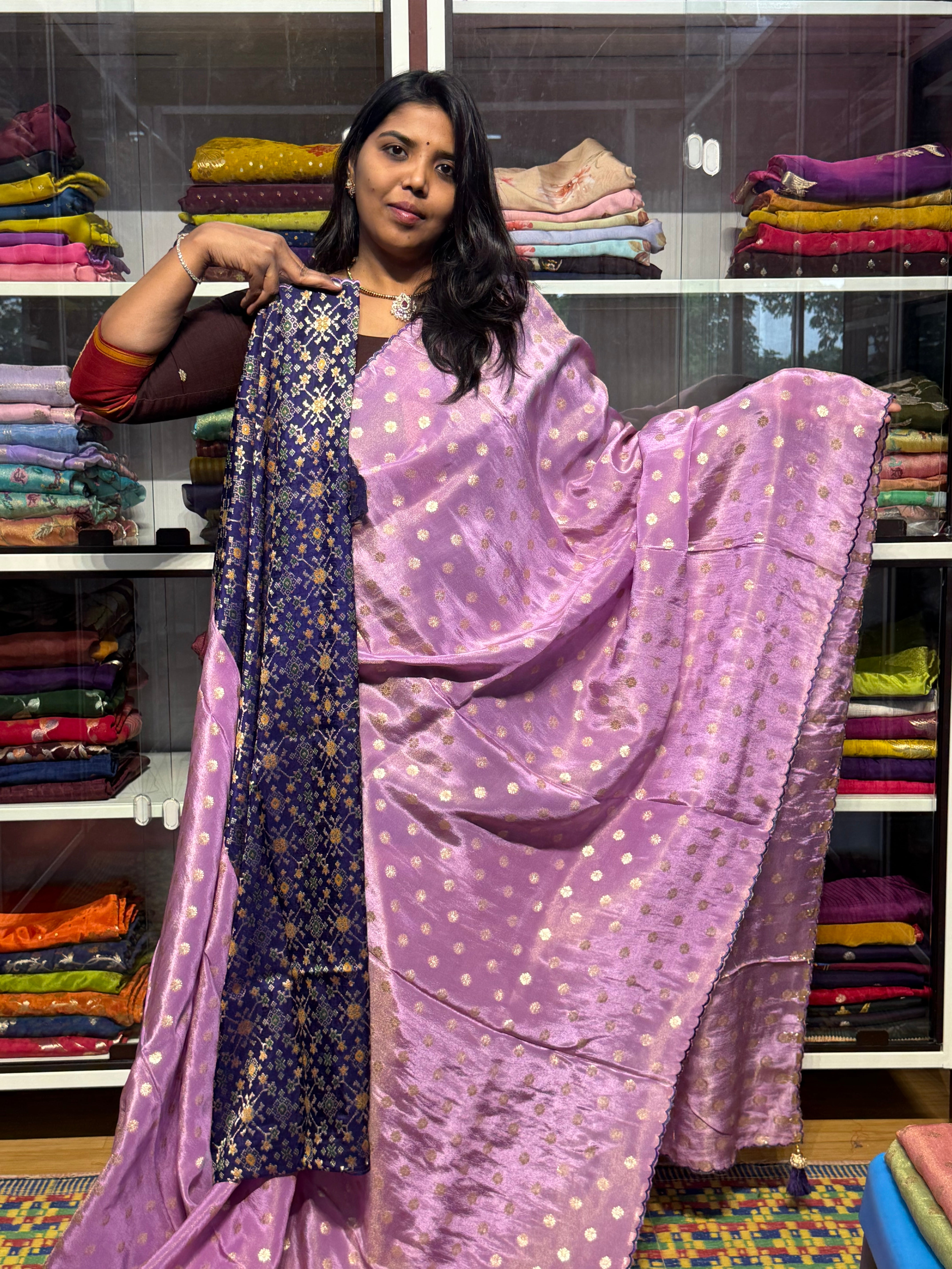 PURE TISSUE SILK WITH SCALLOP BORDER AND IKKAT PATOLA BLOUSE : LAVENDER