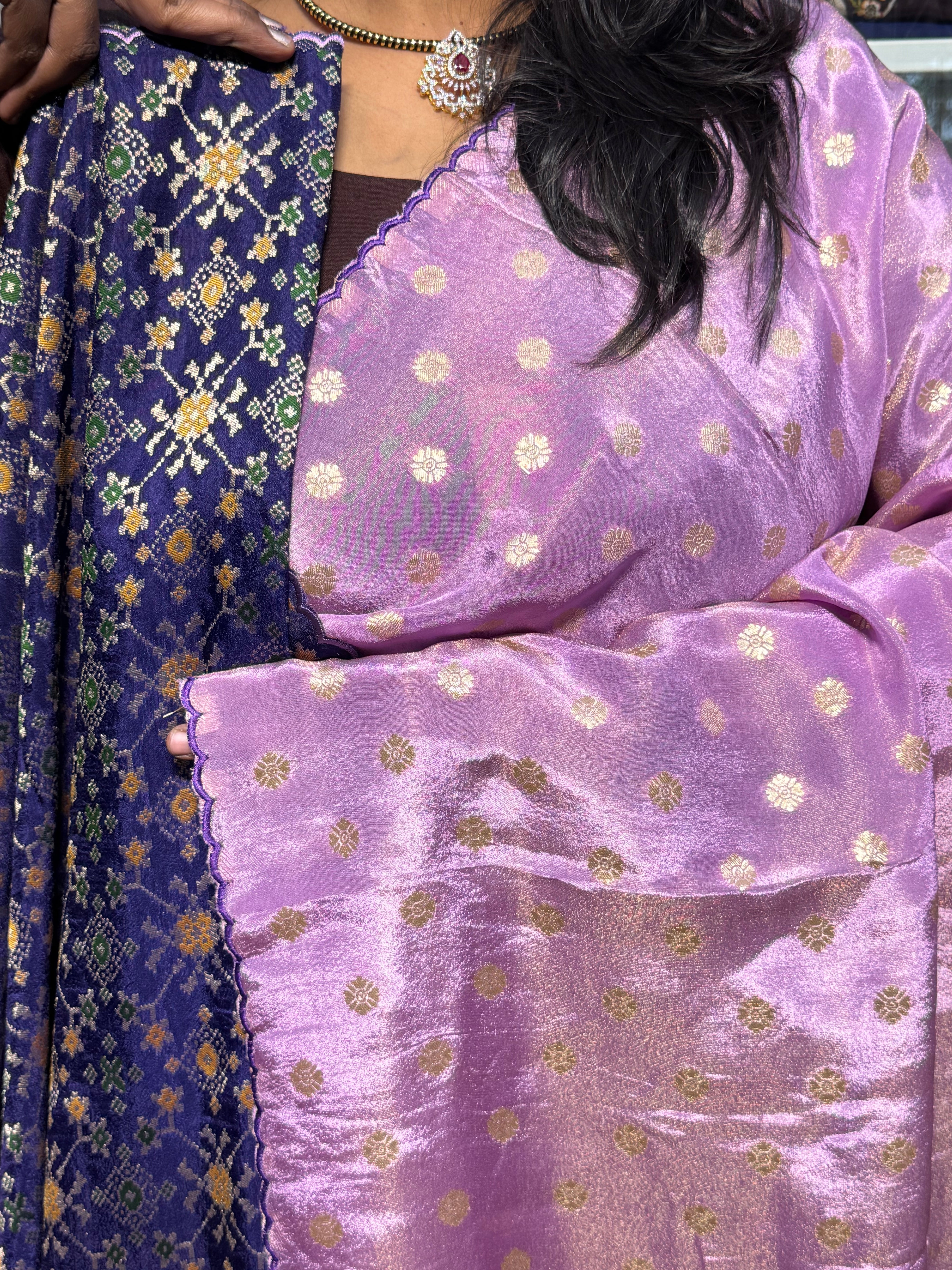 PURE TISSUE SILK WITH SCALLOP BORDER AND IKKAT PATOLA BLOUSE : LAVENDER