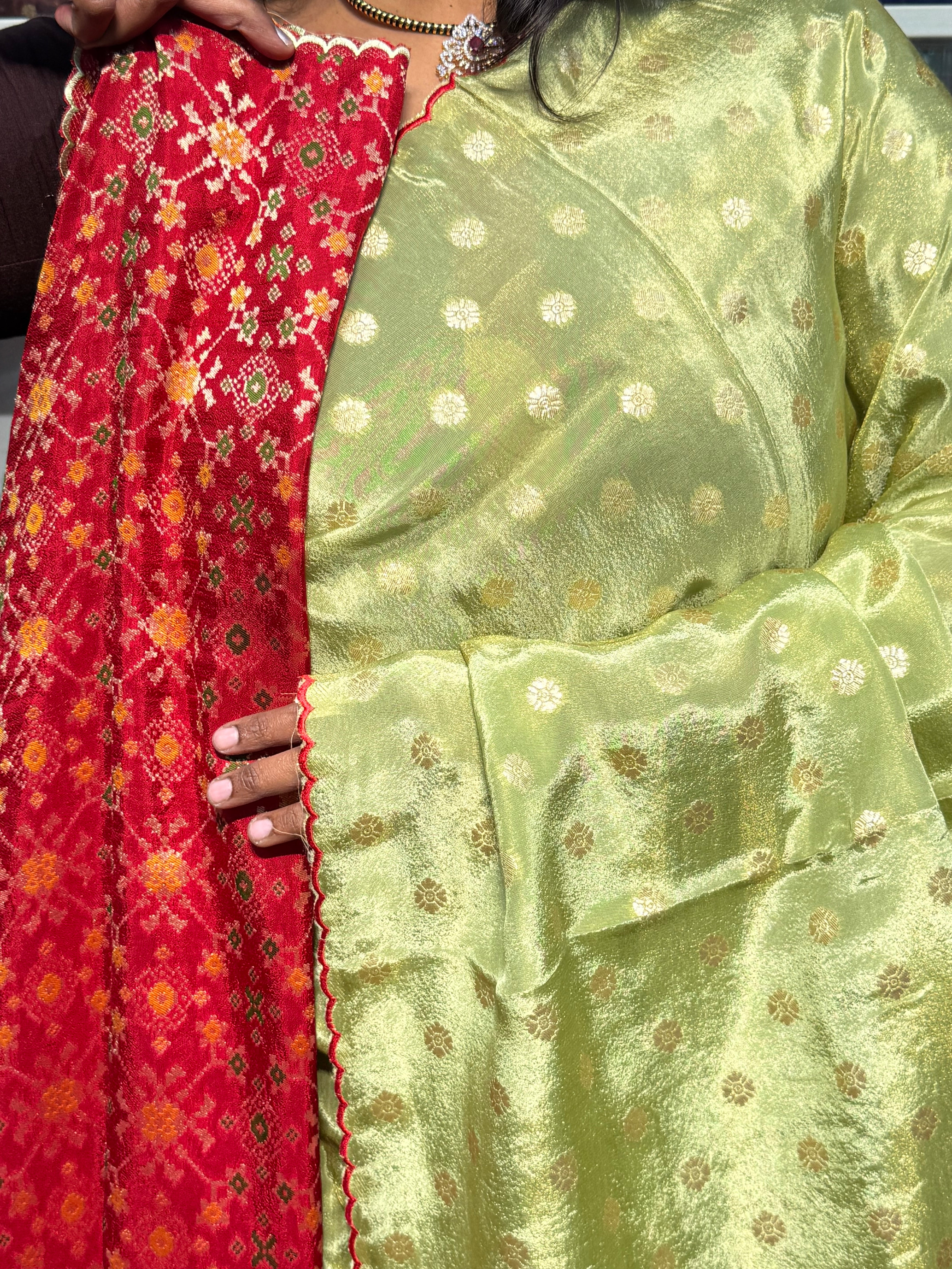 PURE TISSUE SILK WITH SCALLOP BORDER AND IKKAT PATOLA BLOUSE : PARROT GREEN