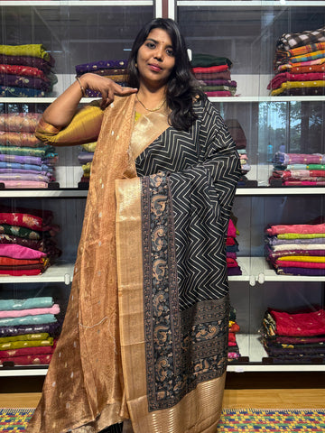 MATKA SILK WITH ZIGZAG PATTERN: BLACK