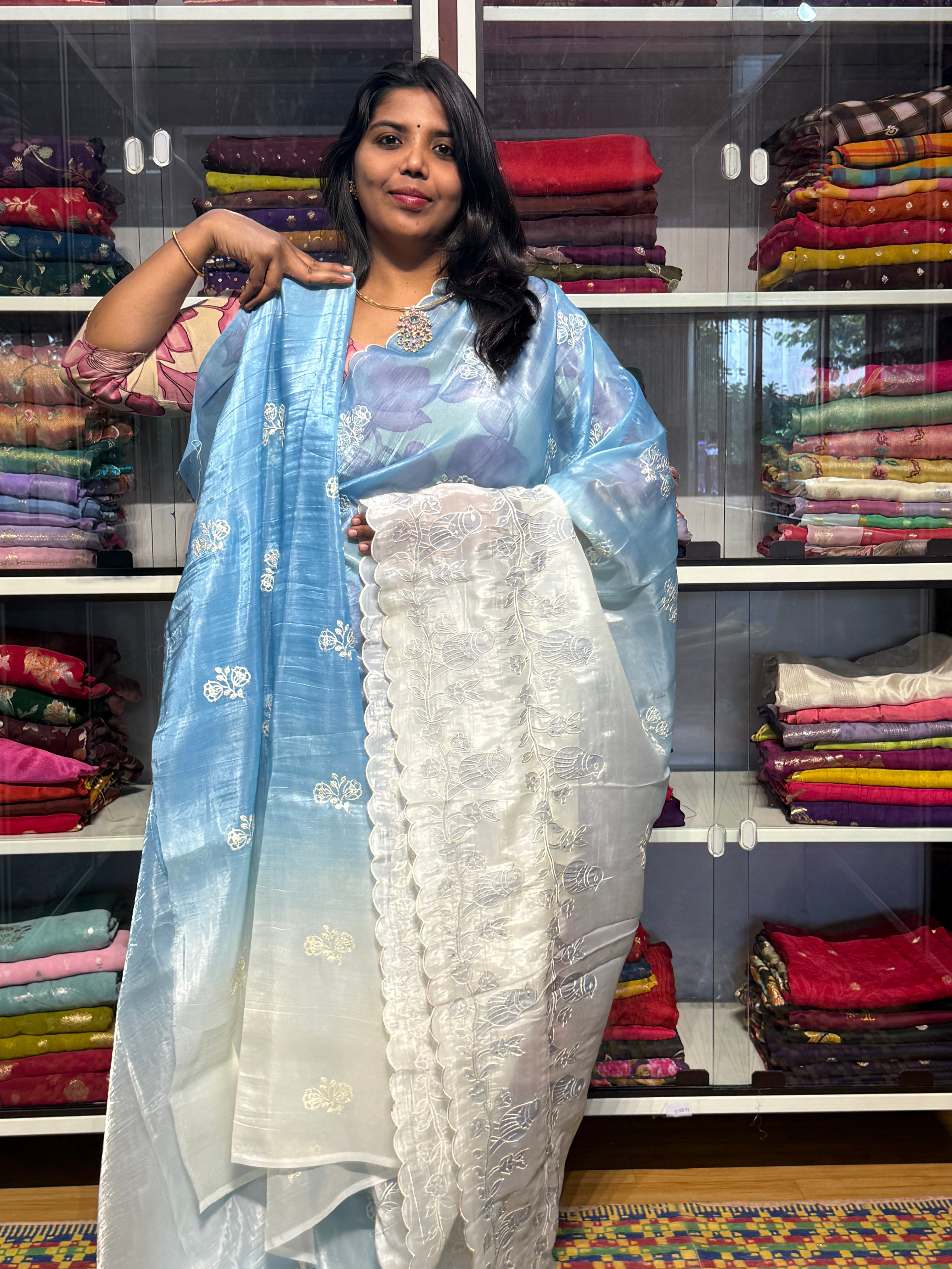 GUCCHI CRUSH WITH APPLIQUE AND SHADED CONCEPT: BLUE AND WHITE