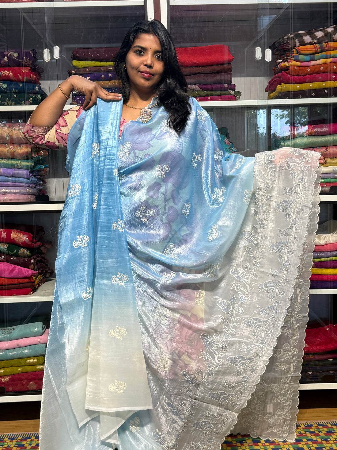 GUCCHI CRUSH WITH APPLIQUE AND SHADED CONCEPT: BLUE AND WHITE