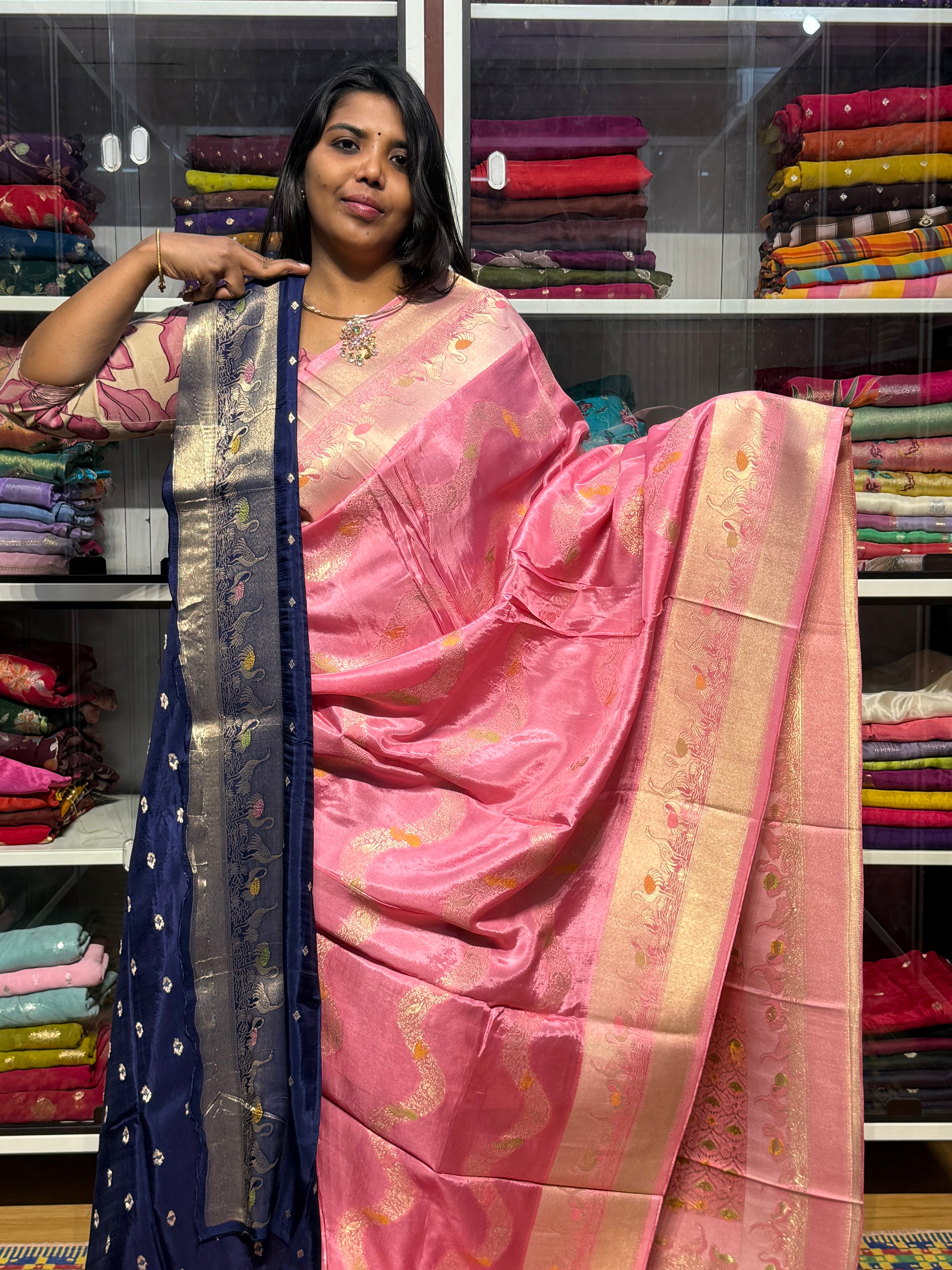 BANARAS MUNGA SILK WITH WAVY PATTERN: PINK